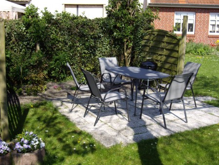 unser Garten Platz mit 5 Stühlen und Grill